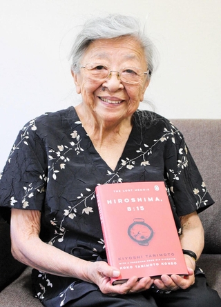 父・谷本清さんの手記が書籍化された「ＨＩＲＯＳＨＩＭＡ，８：１５」を手に「原爆投下直後だけでなく、いつ後遺症が出るかわからないのが核兵器の恐ろしさ」と話す近藤紘子さん＝西宮市上ケ原一番町、関西学院大学