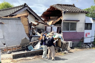 在宅避難者の戸別訪問に回る神戸市職員ら＝７日、熊本県宇城市（神戸市提供）