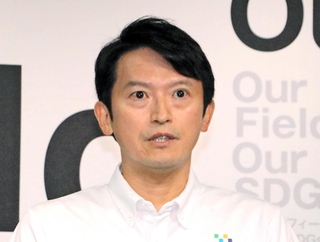 定例会見で話す兵庫県の斎藤元彦知事＝１９日午後、県庁