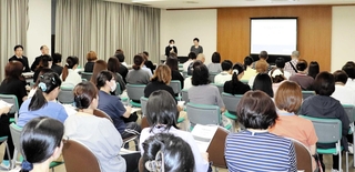 会計年度任用職員らを対象とした赤穂市の再就職支援説明会＝７月２９日、赤穂市役所
