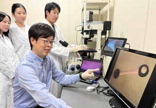 ３次元培養筋を使った研究を続ける神戸学院大の田村行識講師とゼミ生ら＝神戸市西区伊川谷町有瀬
