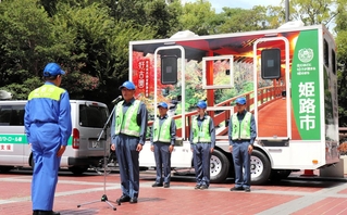 熊本県宇城市に派遣される姫路市の職員とトイレトレーラー＝姫路市役所