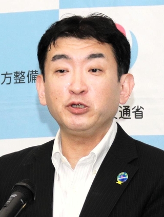 道路整備や防災対策などの抱負を語る小林賢太郎局長＝大阪市中央区大手前３
