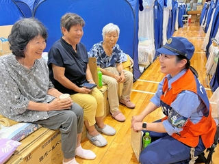 熊本地震の避難所で被災者の相談を受ける兵庫県警の支援部隊の隊員（県警提供）