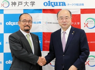 包括連携協定を結んだオークラ輸送機の大庫良一社長（左）と神戸大学の藤澤正人学長＝加古川市野口町古大内