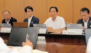 兵庫県の公債費負担適正化計画について意見を述べる県市長会会長の福元晶三・宍粟市長（右から２人目）＝２１日午前、県庁