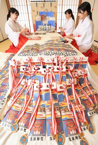 七五三の千歳あめを袋詰めする巫女たち＝２２日午前、神戸市中央区下山手通１、生田神社（撮影・吉田敦史）