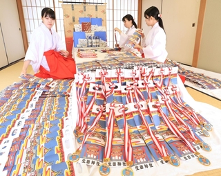 七五三の千歳あめを袋詰めする巫女たち＝２２日午前、神戸市中央区下山手通１、生田神社（撮影・吉田敦史）