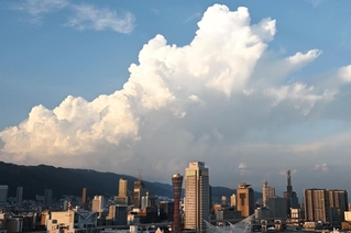 上空に出現した積乱雲＝２２日午後、神戸市中央区東川崎町１から撮影