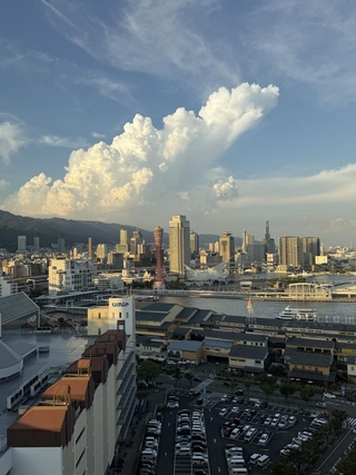上空にわき上がる雲＝２２日午後５時５８分、神戸市中央区東川崎町1から撮影