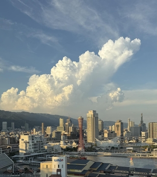 上空にわき上がる雲＝２２日午後５時５８分、神戸市中央区東川崎町1から撮影
