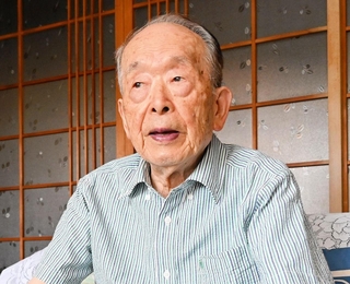 姫路空襲で祖父母を亡くした黒田権大さん。自らの体験を30年以上語り続けている＝姫路市内