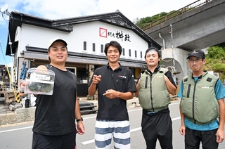 海ぶどうの養殖に取り組む網元桝政の従業員ら＝たつの市御津町室津