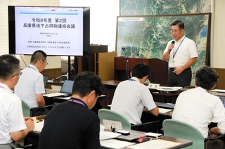 下水道管やガス管、電力ケーブルなどの点検状況を共有した「兵庫県地下占用物等連絡会議」＝神戸市中央区波止場町、兵庫国道事務所