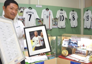 ２００２年のサッカーのワールドカップで淡路島に滞在したイングランドナショナルチームの記念品を集め、淡路ワールドパークＯＮＯＫＯＲＯで開かれた展示＝２０１３年５月