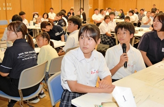 「相生市いじめ防止宣言」をまとめた小中生ら＝相生市相生６、市文化会館なぎさホール