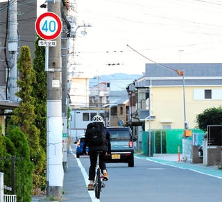 「市内全域４０キロ」の速度規制を示す標識。県内１４市４町で運用されていた＝明石市魚住町住吉３