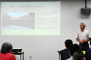 バイオガス副産物の消化液の漁業利用について話す桑原さん＝神戸市内
