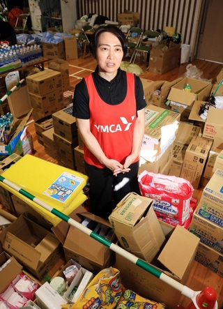 避難所運営の課題を語る熊本ＹＭＣＡの丸目陽子さん＝熊本県八代市鏡町内田、鏡コミュニティセンター（撮影・吉田敦史）