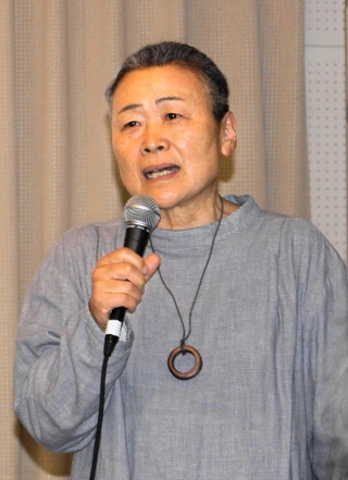 反原発集会でマイクを握る菅野みずえさん＝２０２４年５月、大阪市西成区