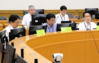 ドクターヘリの運航状況などについて兵庫県の担当者と関係機関が情報を共有した会議＝２８日午前、県庁
