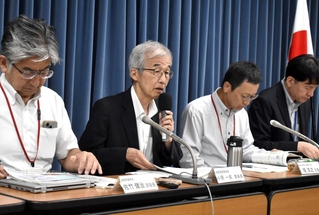 近畿地方の地震発生リスクについて説明する地震調査委員会の小原一成委員長（左から２人目）ら＝東京都千代田区
