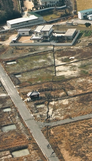 阪神・淡路大震災で地表に現れた淡路島西部の断層。亀裂が民家の庭先を横切って走る＝１９９５年１月１８日、北淡町（現淡路市）