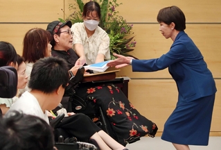 高市首相に手紙を手渡す「さよなら優生思想女性障害者の会」のメンバーら＝２７日、首相官邸（同会提供）