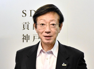 定例会見で自身の考えを述べる久元喜造市長＝神戸市役所（撮影・篠原拓真）