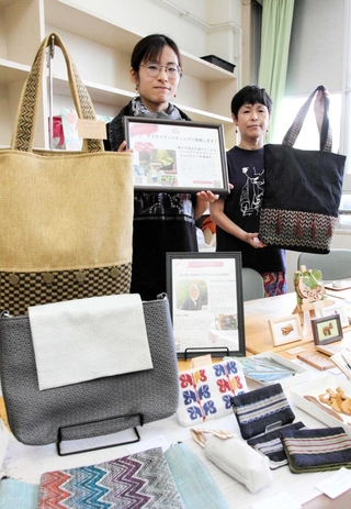 イベントでアイシャさんが手作りした商品を並べる高橋智恵さん（左）＝大阪府豊能町