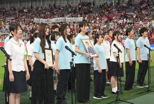 ヴィッセル神戸の試合前に「しあわせ運べるように」を合唱する学生ら＝２９日午後、ノエビアスタジアム神戸（撮影・大田将之）