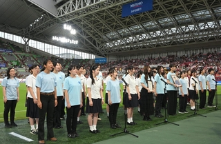 ヴィッセル神戸の試合前に「しあわせ運べるように」を合唱する学生ら＝２９日午後、神戸市兵庫区御崎町１、ノエビアスタジアム神戸（撮影・大田将之）
