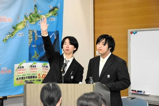 北方領土返還要求運動について解説する根室高校３年の日浦悠真さん（左）と角冬陽さん＝北海道根室市穂香、北方四島交流センター