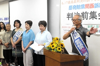 判決前集会で１３年に及んだ裁判を振り返る菅野昭雄さん（右端）、菅野みずえさん（左から２人目）、森松明希子さん（同３人目）＝８月１日、大阪市中央区