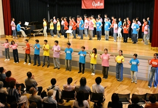 コンサートで手拍子やダンスを交えて合唱するアポロンの部員たち＝いずれも７月、神戸市東灘区御影石町４
