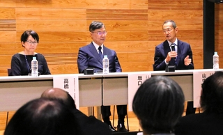 ノーベル賞受賞者の（右から）山中伸弥教授と坂口志文教授のほか、世界初のｉＰＳ細胞による網膜細胞移植に成功した高橋政代さんらが登壇した＝神戸市中央区東町