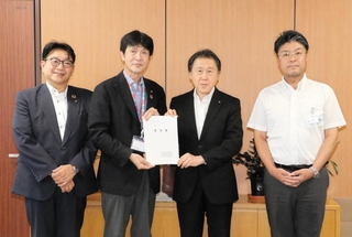 兵庫県の守本真一副知事（右から２人目）に国道整備の要望書を手渡した片山象三西脇市長（同３人目）ら＝３１日午後、県庁