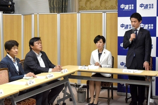 中道改革連合の臨時の執行役員会に臨む小川淳也代表（右端）や赤羽一嘉副代表（左から２人目）ら＝３１日午後、東京・永田町