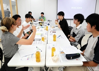 アカデミックトークで、講演後に意見を交わす高校生たち＝神戸市中央区三宮町１、ＫＯＢＥ　Ｃｏ　ＣＲＥＡＴＩＯＮ　ＣＥＮＴＥＲ