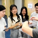 害虫の多様性について説明を受ける学生＝神戸市長田区苅藻島町３、外来生物展示センター