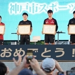 記念撮影に応じる（左から）ＩＮＡＣ神戸レオネッサ愛川陽菜選手、神戸ストークス寺園脩斗選手、ヴィッセル神戸佐々木大樹選手、コベルコ神戸スティーラーズ李承信選手＝１日午後、神戸市中央区波止場町（撮影・斎藤雅志）