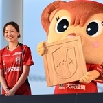 神戸の木材で作ったＩＮＡＣ神戸レオネッサのチームロゴのレリーフと、愛川陽菜選手＝１日午後、神戸市中央区波止場町（撮影・斎藤雅志）