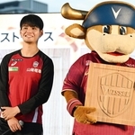 神戸の木材で作ったヴィッセル神戸のチームロゴのレリーフと、佐々木大樹選手＝１日午後、神戸市中央区波止場町（撮影・斎藤雅志）