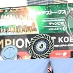 サッカー、ラグビー、バスケットボールの各リーグで優勝チームに与えられるトロフィーなど＝１日午後、神戸市中央区波止場町（撮影・斎藤雅志）