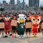記念撮影に応じるコベルコ神戸スティーラーズ李承信選手（左から２人目）、ヴィッセル神戸佐々木大樹選手（同３人目）、神戸ストークス寺園脩斗選手（同４人目）、ＩＮＡＣ神戸レオネッサ愛川陽菜選手（同５人目）ら＝１日午後、神戸市中央区波止場町（撮影・斎藤雅志）