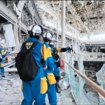 爆発が起きた「イオンモール熊本」で取り残された人がいないか捜索する兵庫県警の広域緊急援助隊＝７月30日、熊本県嘉島町（兵庫県警提供）