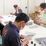 電子部品の組み立て作業を行う利用者ら＝姫路市内の作業所