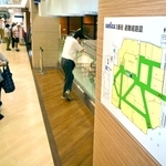 多くのテナント店舗が並ぶ地下街「さんちか」。各所に避難経路図が掲示されている＝７月３０日、神戸市中央区