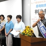 判決前集会で裁判を振り返る原告の菅野みずえさん（左から２人目）、森松明希子さん（同３人目）、菅野昭雄さん（右端）ら＝大阪市中央区、エル大阪