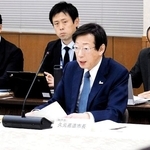 地方制度調査会の専門小委員会で、特別市に対する考えを述べる神戸市の久元喜造市長（中央）＝４月、東京都内（同市提供）